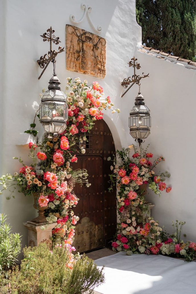 Wedding in Marbella with floral design by Roberto Silvosa shaping the environment